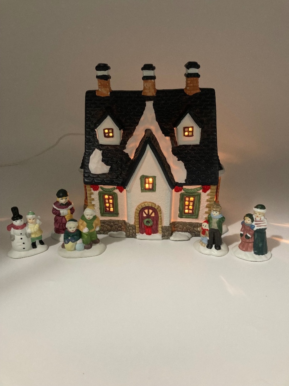 Vintage Zellers Lighted Porcelain Christmas Village House & 5 Figurines In Box